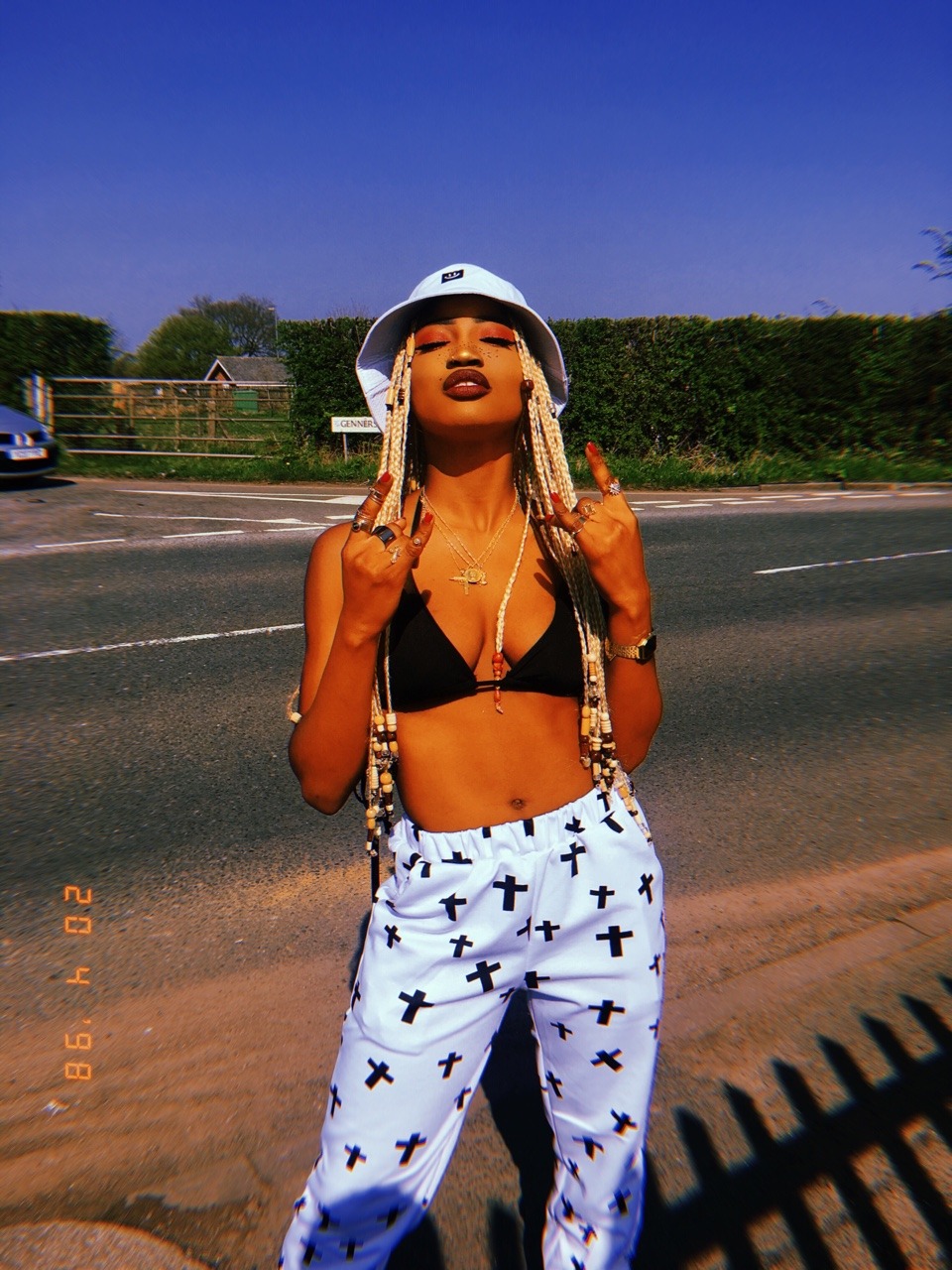 claireitis:  Girls just wanna have sun 🌞🦋💖✨🌹