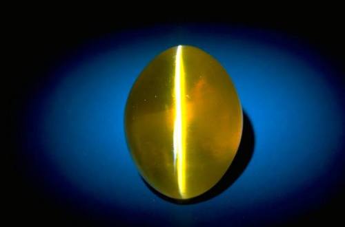 The Maharani cymophane The beautiful cats eye gems that are occasionally displayed by chrysoberyl ar