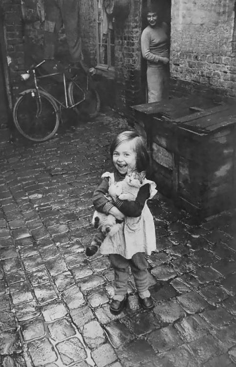 aiiaiiiyo:  Happy French girl and her cat; 1959 Check this blog!
