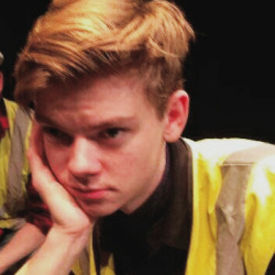 Thomas Brodie-Sangster  Tumblr_pa0nth8OPn1xpvtopo2_250