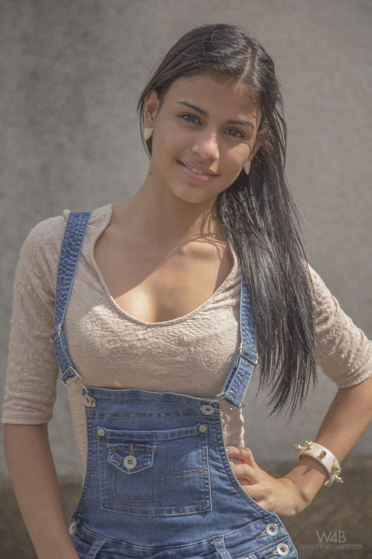 Newcomer Denisse Gomez is a wicked cutie.  Let&rsquo;s all hope we see her eating