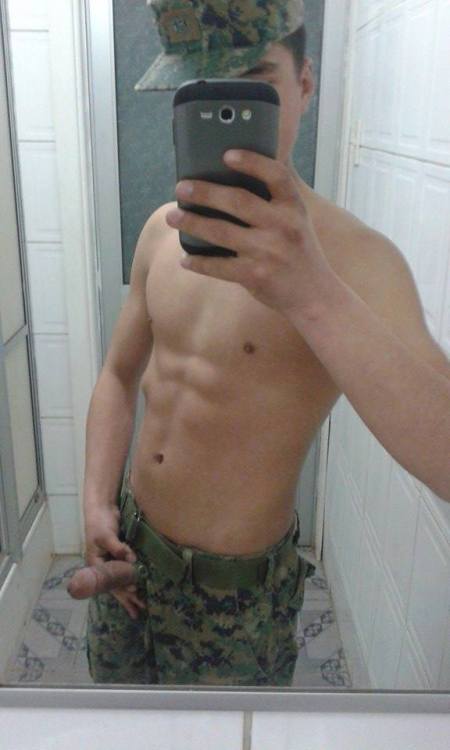 awesomelittlebad: chicosmexicanosalxtremo: Biron, un sabroso y guapo militar chileno de rica verga p