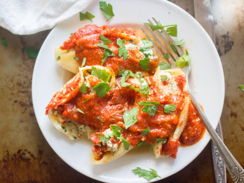 tinykitchenvegan:  Vegan Stuffed Shells Florentine