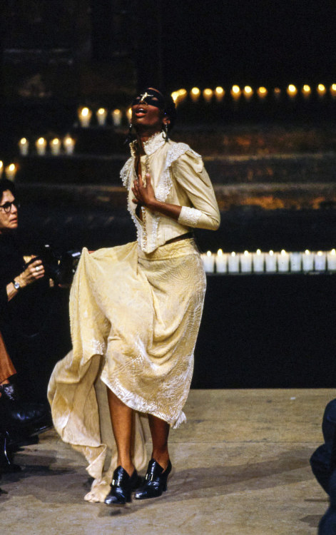 the-widows-of-culloden:Models of Color: Debra Shaw at Alexander McQueen AW96 “Dante&rdquo