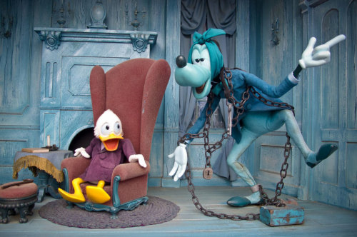 the-disney-elite:Mickey’s Christmas Carol, as told through the window dioramas of Walt Disney World’