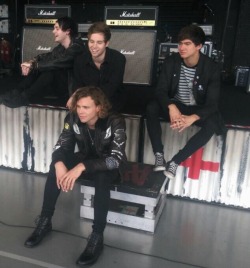 virtualhood:  5sos in one picture 