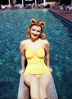 citizenwasp:  vintagegal:  Dolores Moran c. 1940s (via)  OMG that hairdo 