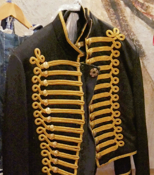 Closing the jacket: The Hussar costumeROW 1: Hamburg and Oberhausen (zipper)ROW 2: Broadway and Rest