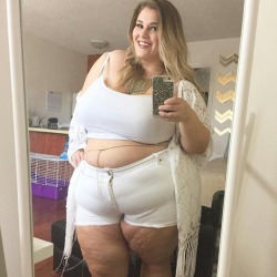 ssbbw16:  She is gold.  How hot is she