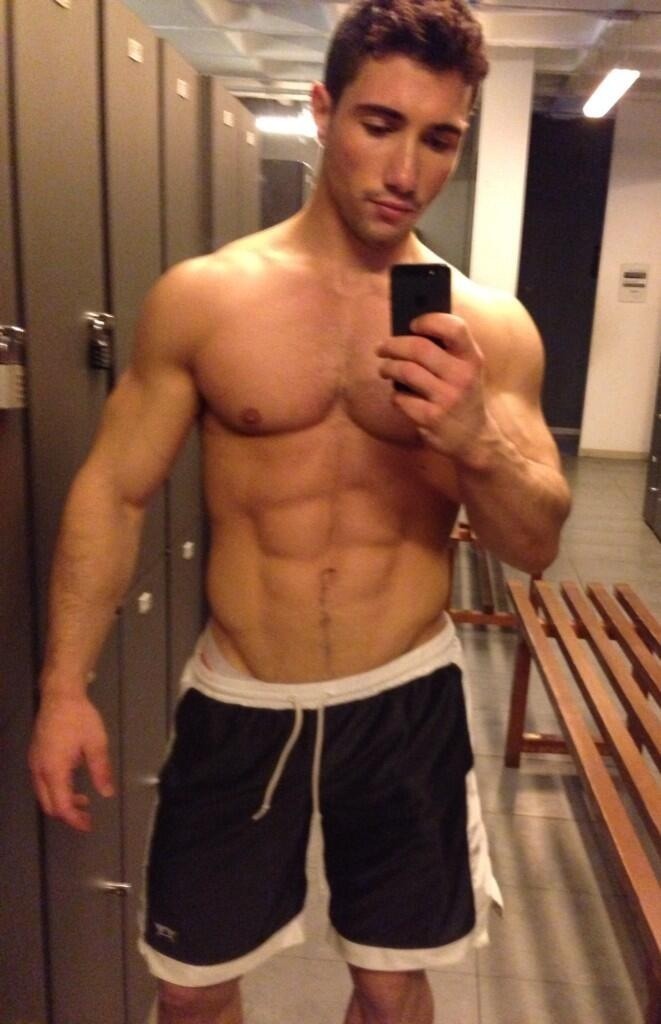 bradinmpls:  Shirtless selfies. Don’t mind them at all!looking for a FWB, daddy,