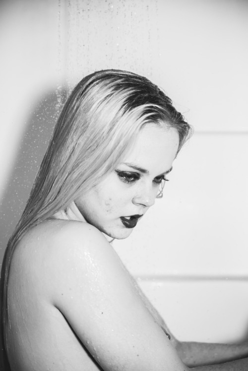 gilphotography:  Some awesome NSFW shots jordanbunniie and I took a few months back finally got published! (via SHOWERS - GIL RIEGO + JORDAN BUNNIIE {DUOS!}) 