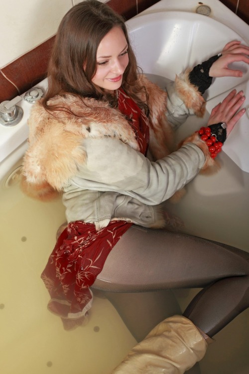 tightsobsession:Wet pantyhose.