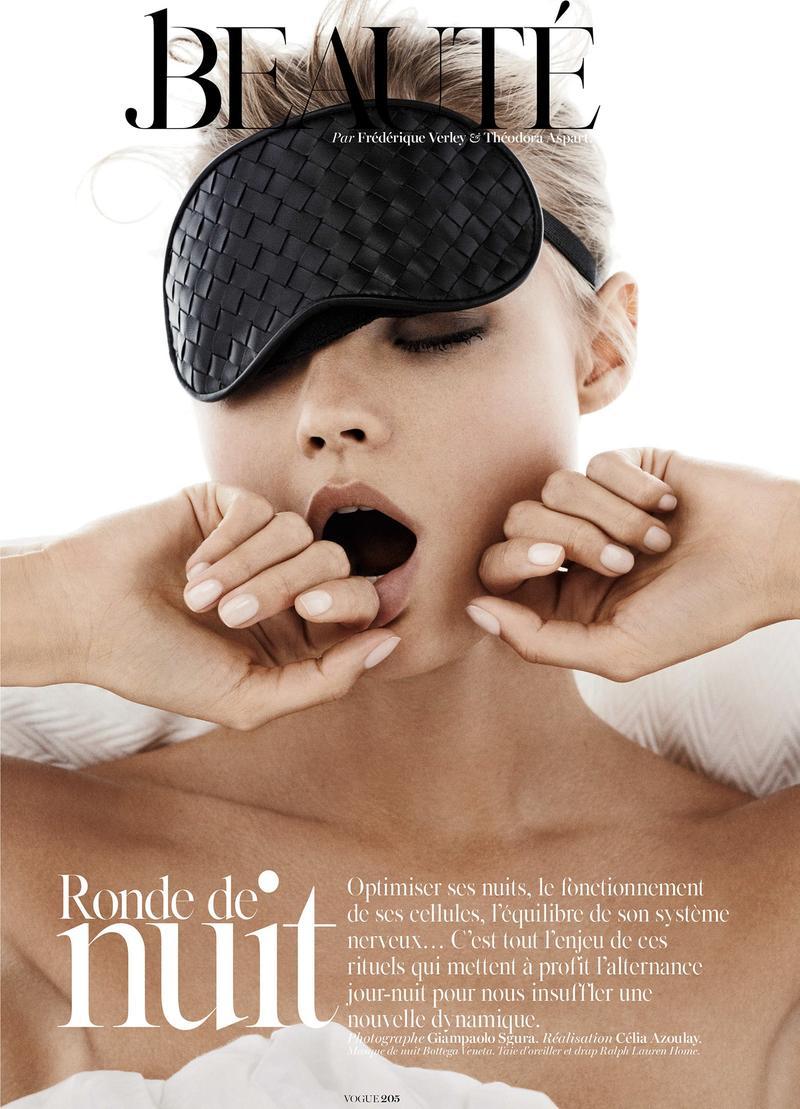 mulberry-cookies:Magdalena Frackowiak in ‘Ronde de nuit’ for Vogue Paris (Shot