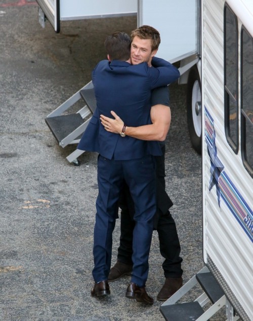 theironman:never forget when chris evans literally got in his tip toes so he could hug chris hemsw