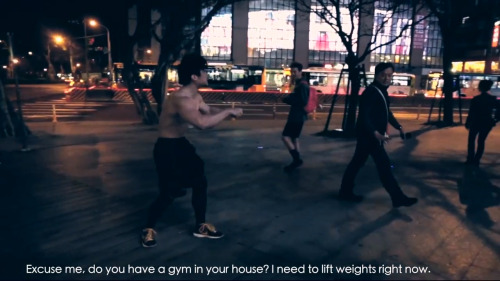 halfguardaroundtheworld:  joeperdepoepie:  “No gym? I’ll lift the world!”  This dude 