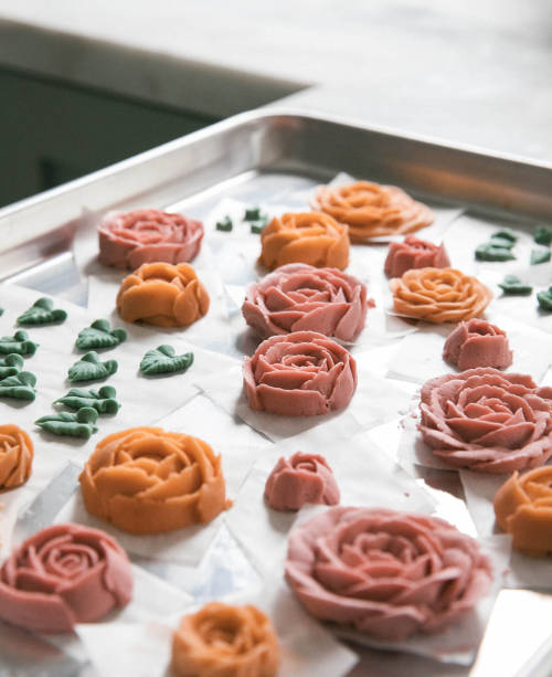 sweetoothgirl: CARROT SHEET CAKE WITH BUTTERCREAM FLOWERS AND BROWN BUTTER CREAM CHEESE FROSTING