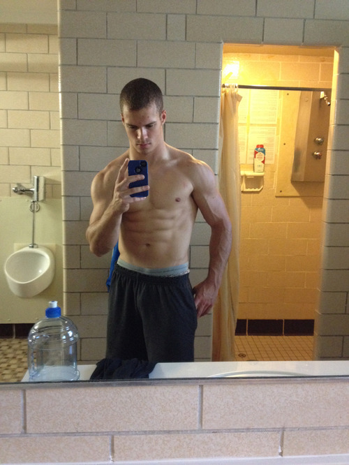 dudes-on-demand:  Frathouse Selfie