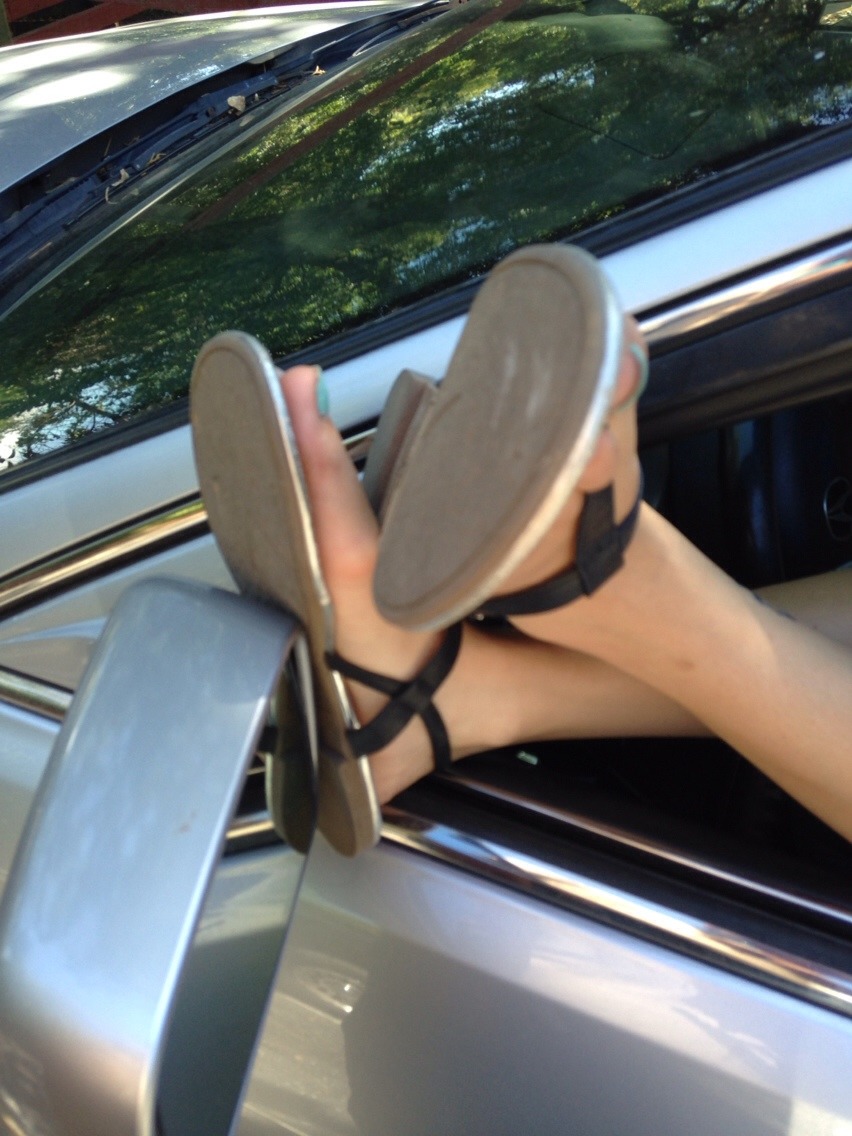 foot-goddess-tm:  My bf and me went to the park and took are slave with us. We made