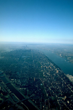 ilaurens:  Manhattan and World Trade Center sen from above. 1986. - By: (Daniel Sorine) 