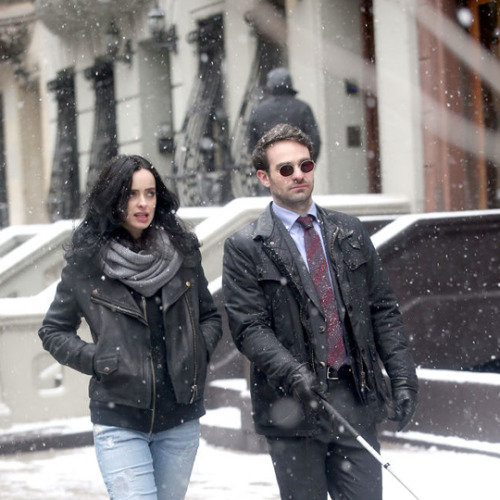 netflixdefenders:Krysten Ritter and Charlie Cox filming The Defenders on February 3, 2017/ NYC