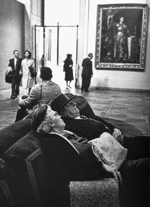 fravery:    By Alfred Eisenstaedt.(Tourists at the Louvre / 1950).  