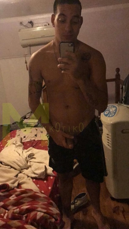 mk0tik0renovado: Matias  Sexy hetero caliente que sin contestar sus wpp el me sigue mandando fotos