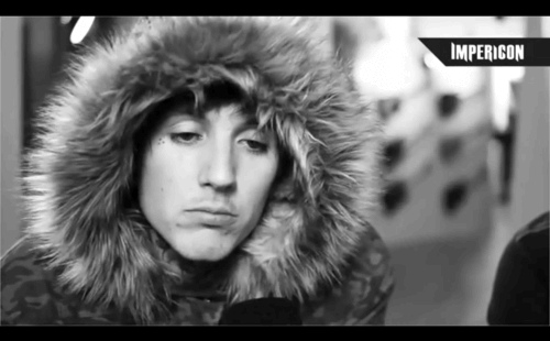 bitemeoli:  lilygotlostinyoureyes:  blow me.  aw cute :3