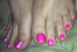 kissabletoes:  Do my pretty pink toes make you rock hard, Baby? 👣💕💋