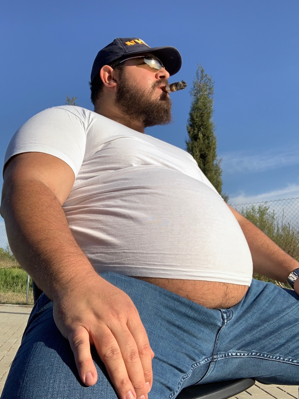 jotapei79:  Big bellied cigar bear. Watch the vids 👇https://onlyfans.com/chubbybear79