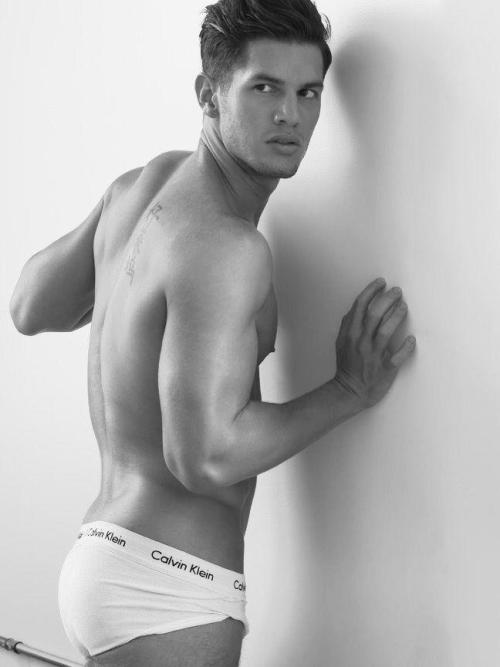 homografias:  Kyle Ledeboer. adult photos