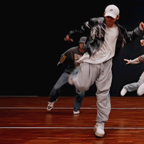THE WAY TAEHYUNG MOVES IS DRIVING ME CRAZY