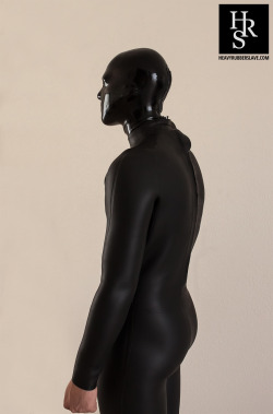 heavyrubberslave:  My backside covered with neoprene :-).