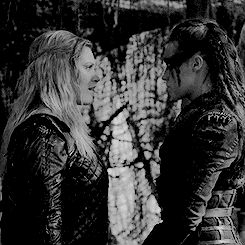 princessoftheskybox:Clexa Kiss