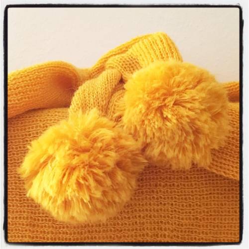 Pompoms #knittersofinstagram #knitstagram #machineknitting #yellow #pompom #pompoms #handmade #knitw