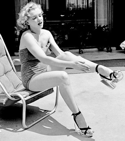 summers-in-hollywood: Marilyn Monroe at the Beverly Carlton Hotel, 1951. Photo by