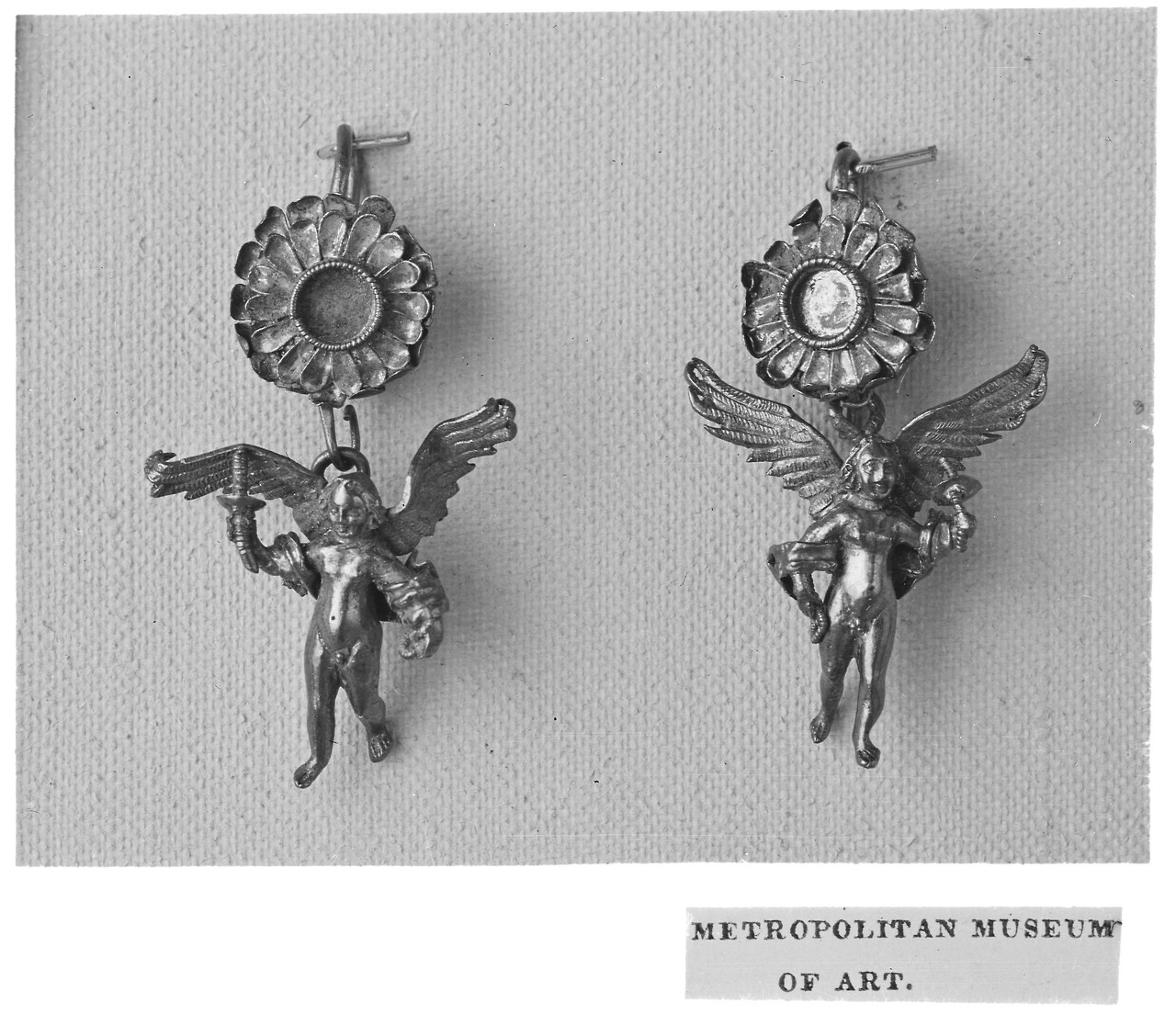 met-greekroman-art: Pair of gold-disk earrings with Erotes pendants, Greek and Roman