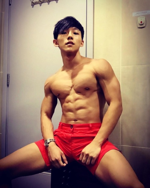 sgcutegays: ccbbct: Louis Leung: www.instagram.com/louisleungig What a hot teacher! 好帅的生物老