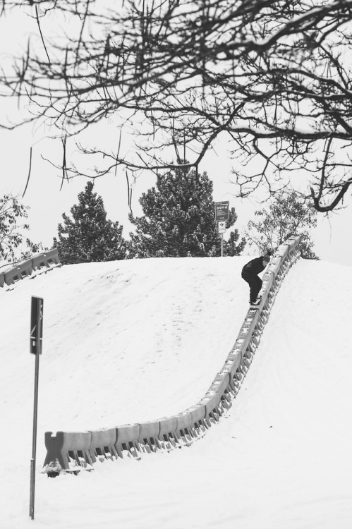 vanssnow: Cole Navin grinding down barriers in the name of snowboard innovation. Photos: Oli Gagnon