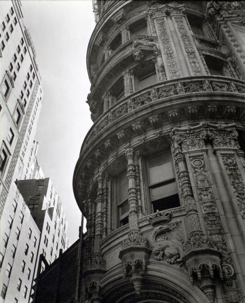 paolo-streito-1264:  Berenice Abbott. Alwyn Court. Manhattan, 1938.