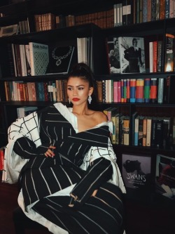 zendayac-news:@Zendaya: Hard to read.