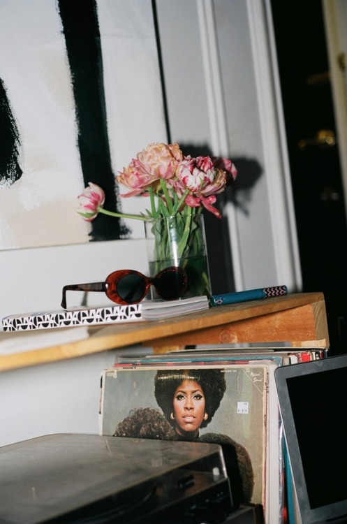 fariharoisin: a few weeks ago Rebecca Storm took pictures of me in my apartment.  www.i