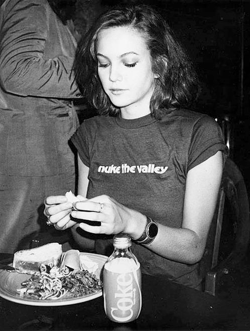 Diane Lane eszik, 1984-ben A képek készítette Andy Warhol Bocs!