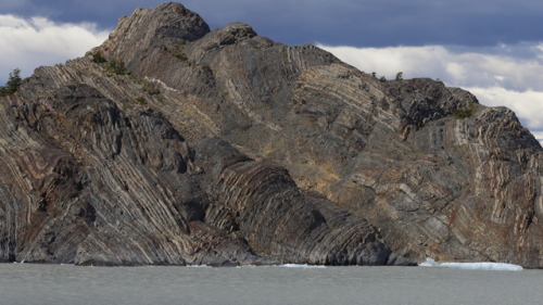 geologicaltravels:2016: Intense folding in Cretaceous sediments on an island in Lago Grey