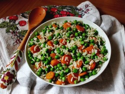 oatflake:  leftovers of white rice, peas&amp;carrots, seasoned with evo oil, basil, pepper and chili pepper, a delish perfect for this cold rainy day x) 