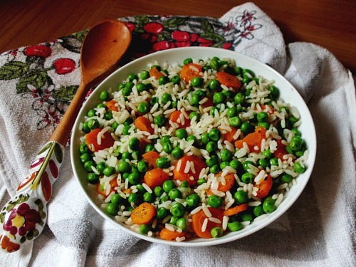 oatflake:  leftovers of white rice, peas&carrots, seasoned with evo oil, basil, pepper and chili pepper, a delish perfect for this cold rainy day x) 