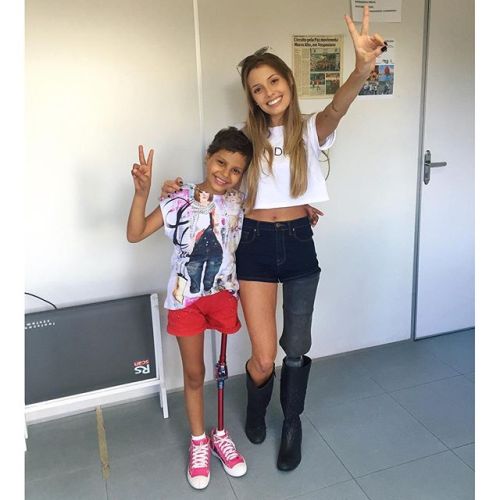 interdevo: Famous Paola Antonini, a LAK amputee model with future model amputee girl in red converse
