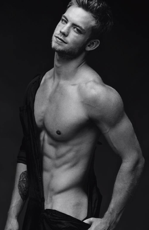 amazingmalenudity:    Dustin McNeer   