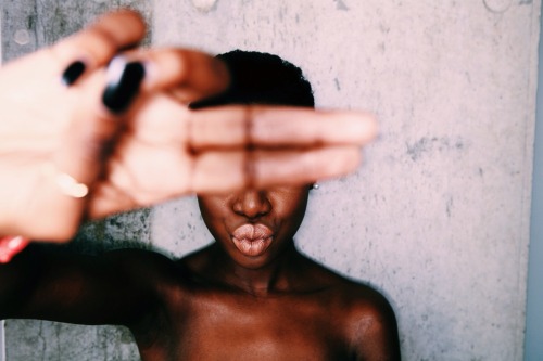 blackpoemusic: bradleyamurray: Leah by Bradley Murray KISS ME OR LEAVE ME.