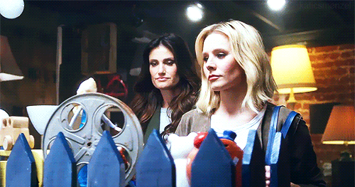 justlookatthosesausages:honey-lemon-dont-care:katicsmenzel:Idina still winks with both eyes, lmao Wh