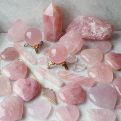 flowercrownsammyx:  mineralcanvas:  this turns me on 💕✨🌸 (thecolourfuldot)  rose quartz (&lt;3~&lt;3) 